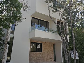 Venta de casa en Playa del Carmen – Casa Itzamná en Senderos de Mayakoba, 3 niveles con terraza, jacuzzi y entrega inmediata