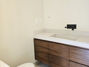 Venta de casa en Playa del Carmen – Casa Itzamná en Senderos de Mayakoba, 3 niveles con terraza, jacuzzi y entrega inmediata