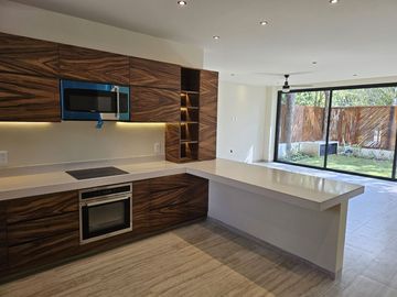 Venta de casa en Playa del Carmen – Casa Itzamná en Senderos de Mayakoba, 3 niveles con terraza, jacuzzi y entrega inmediata