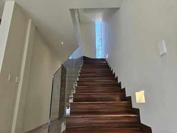 Venta de casa en Playa del Carmen – Casa Itzamná en Senderos de Mayakoba, 3 niveles con terraza, jacuzzi y entrega inmediata
