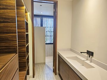 Venta de casa en Playa del Carmen – Casa Itzamná en Senderos de Mayakoba, 3 niveles con terraza, jacuzzi y entrega inmediata