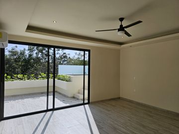 Venta de casa en Playa del Carmen – Casa Itzamná en Senderos de Mayakoba, 3 niveles con terraza, jacuzzi y entrega inmediata