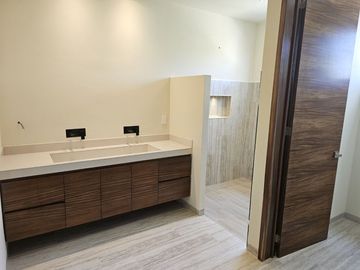 Venta de casa en Playa del Carmen – Casa Itzamná en Senderos de Mayakoba, 3 niveles con terraza, jacuzzi y entrega inmediata