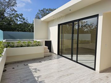 Venta de casa en Playa del Carmen – Casa Itzamná en Senderos de Mayakoba, 3 niveles con terraza, jacuzzi y entrega inmediata