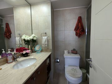 En venta, excelente departamento con vista despejada.