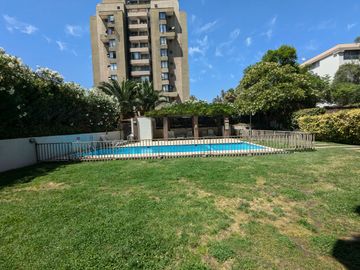 En venta, excelente departamento con vista despejada.