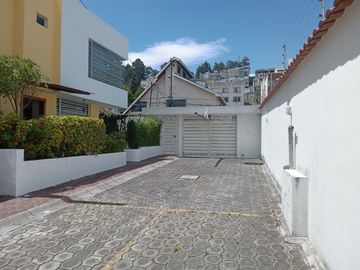 Venta Hermosa Casa, sector Armenia 1, valle de los Chillos.