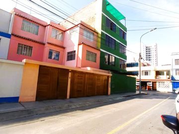 VENTA DE CASA EN SAN MIGUEL FRENTE A PARQUE