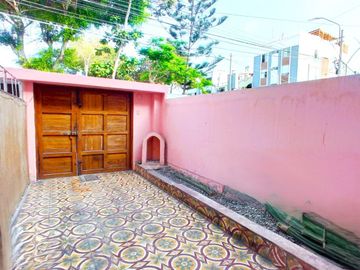 VENTA DE CASA EN SAN MIGUEL FRENTE A PARQUE