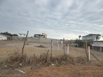 VILLAMIL PLAYAS KM. 13 VENDO TERRENO DEL LADO DEL MAR
