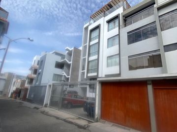 Venta De Amplio Dúplex En Urbanización El Rosario I – Cerro Colorado