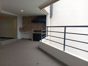 Departamento entre Miravalle y Nayón con Terraza en Venta - 254 m²