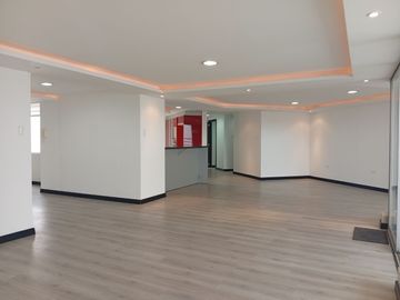 Departamento entre Miravalle y Nayón con Terraza en Venta - 254 m²