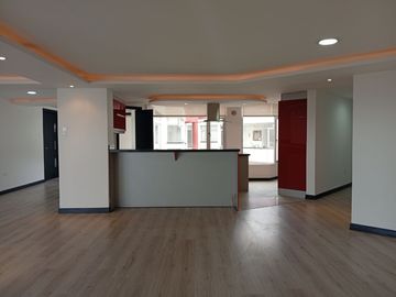 Departamento entre Miravalle y Nayón con Terraza en Venta - 254 m²