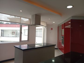Departamento entre Miravalle y Nayón con Terraza en Venta - 254 m²
