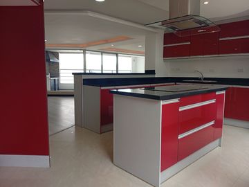 Departamento entre Miravalle y Nayón con Terraza en Venta - 254 m²