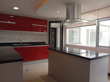 Departamento entre Miravalle y Nayón con Terraza en Venta - 254 m²