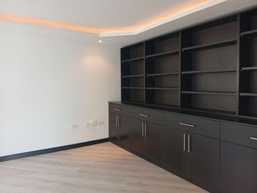 Departamento entre Miravalle y Nayón con Terraza en Venta - 254 m²