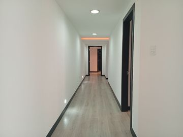 Departamento entre Miravalle y Nayón con Terraza en Venta - 254 m²