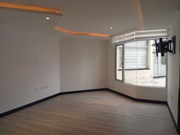 Departamento entre Miravalle y Nayón con Terraza en Venta - 254 m²