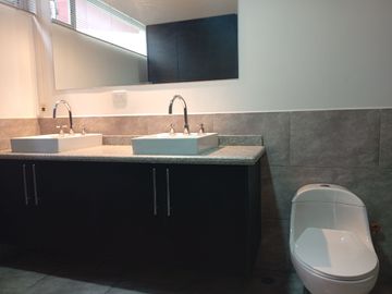 Departamento entre Miravalle y Nayón con Terraza en Venta - 254 m²