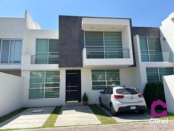 ¡Tu Casa Ideal en Venta en Queretaro Juriquilla Te Está Haciendo Ojitos! Ven y Conócela Vig.24
