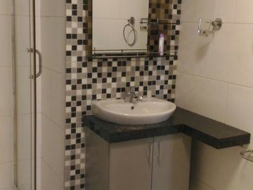 SEWA TAHUNAN MODERN APARTEMEN WATERPLACE RESIDENCE SURABAYA 2BR LANTAI TINGGI