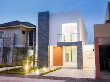 CASA EN VENTA DE ESTRENO EN URB. PORTOFINO