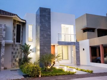 CASA EN VENTA DE ESTRENO EN URB. PORTOFINO
