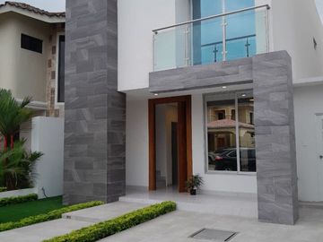 CASA EN VENTA DE ESTRENO EN URB. PORTOFINO