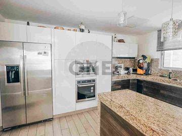Casa en venta, Urb. Plaza Real - vía Samborondón