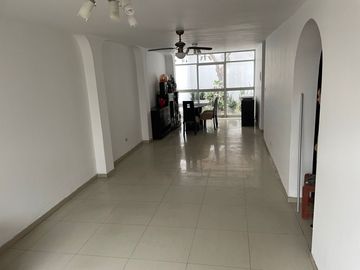 VENDO CASA MUY BIEN UBICADA DE 7 DORMITORIOS
