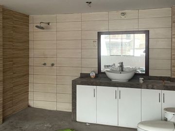 VENDO CASA MUY BIEN UBICADA DE 7 DORMITORIOS