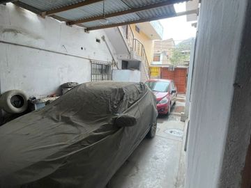 VENDO CASA MUY BIEN UBICADA DE 7 DORMITORIOS