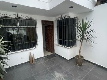 VENDO CASA MUY BIEN UBICADA DE 7 DORMITORIOS