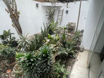 VENDO CASA MUY BIEN UBICADA DE 7 DORMITORIOS