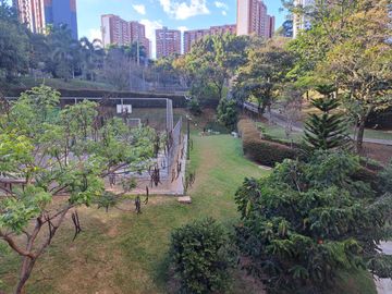 VENDO APARTAMENTO EN LOMAS DE LOS BERNAL BELEN MEDELLIN