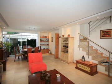 🏡 SE VENDE/ SE RENTA CASA EN TUMBACO, SEGURIDAD 24/7 Y EXCELENTE UBICACIÓN 🔑
