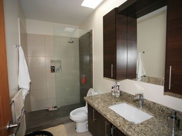 🏡 SE VENDE/ SE RENTA CASA EN TUMBACO, SEGURIDAD 24/7 Y EXCELENTE UBICACIÓN 🔑