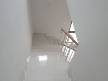 Rumah 2 Lantai Dijual di Serpong Jaya, Pamulang – Lokasi Strategis & Nyaman!
