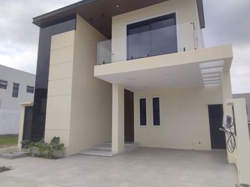Venta Casa Urbanización El Condado Vicolinici Daule Guayaquil