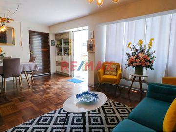 Se Vende Original Departamento Con Dos Habitaciones Y Terraza En Santa Catalina
