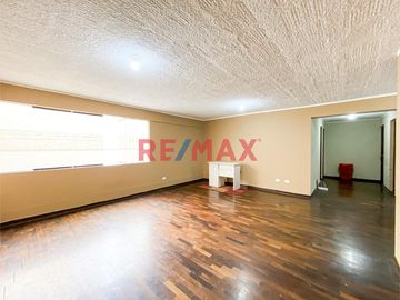 Departamento En Venta En San Borja – 1Er Piso Con Estacionamiento!