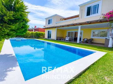 Venta De Moderna Casa De Playa En Asia Con Un Área Total De 600M2 Y 360M2 De Construida