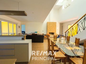 Venta De Moderna Casa De Playa En Asia Con Un Área Total De 600M2 Y 360M2 De Construida