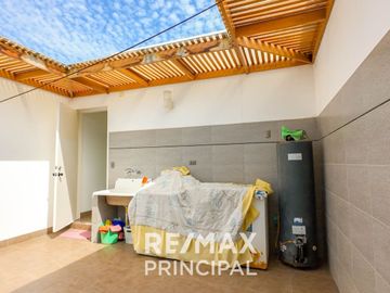 Venta De Moderna Casa De Playa En Asia Con Un Área Total De 600M2 Y 360M2 De Construida