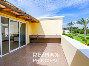 Venta De Moderna Casa De Playa En Asia Con Un Área Total De 600M2 Y 360M2 De Construida