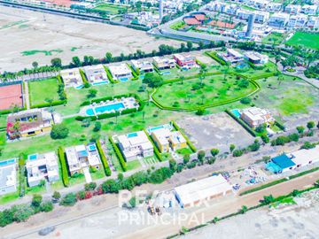 Venta De Moderna Casa De Playa En Asia Con Un Área Total De 600M2 Y 360M2 De Construida