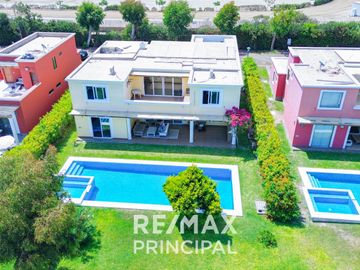 Venta De Moderna Casa De Playa En Asia Con Un Área Total De 600M2 Y 360M2 De Construida