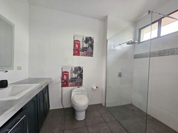 ALQUILER CASA EN URBANIZACION LAGUNA DORADA - SAMBORONDON - KM 1.5